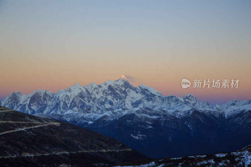 西藏林芝雪景南迦巴瓦峰日照金山雪山夕阳