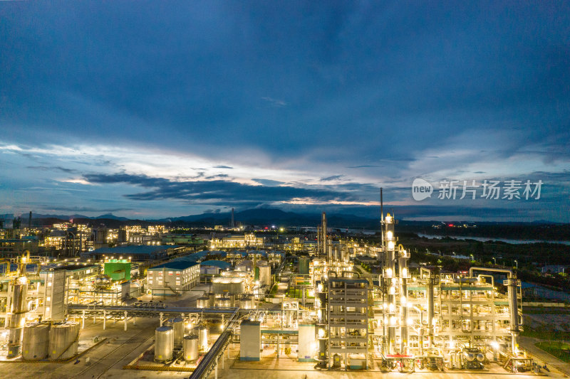 化工厂夜景航拍-石油冶炼厂