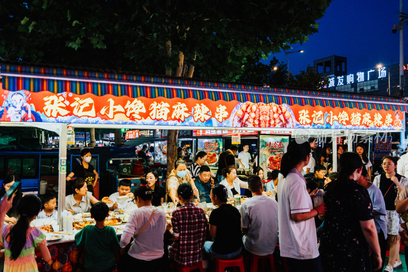 东营鸿港夜市美食街