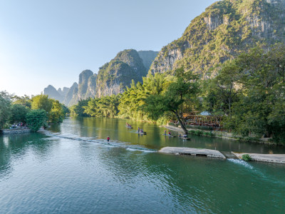 山水间的河流 游客乘竹筏赏景