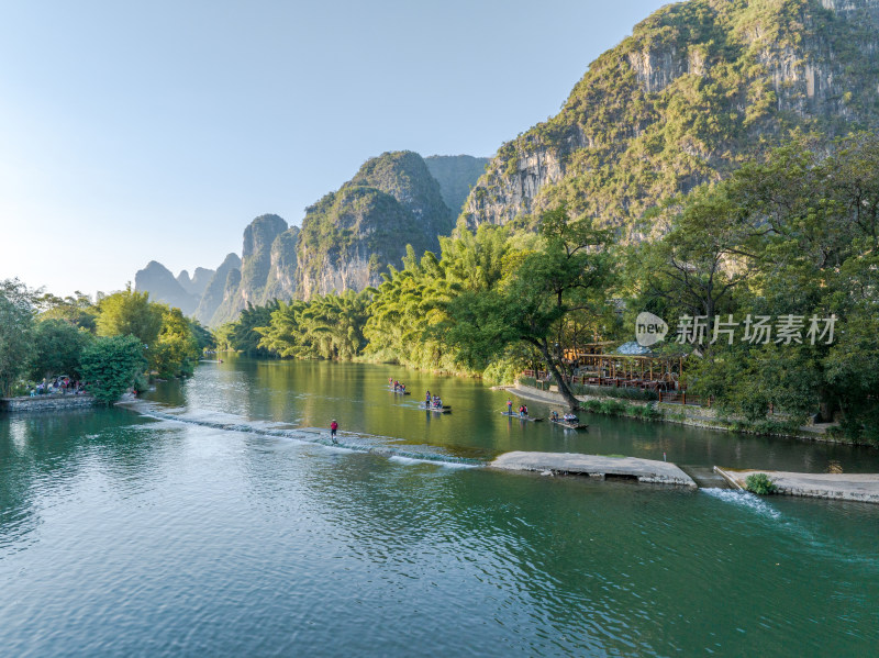 山水间的河流 游客乘竹筏赏景