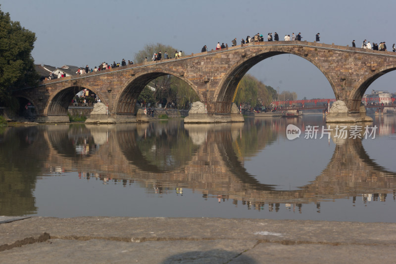 塘栖古镇古桥横跨水面，岸边传统建筑林立