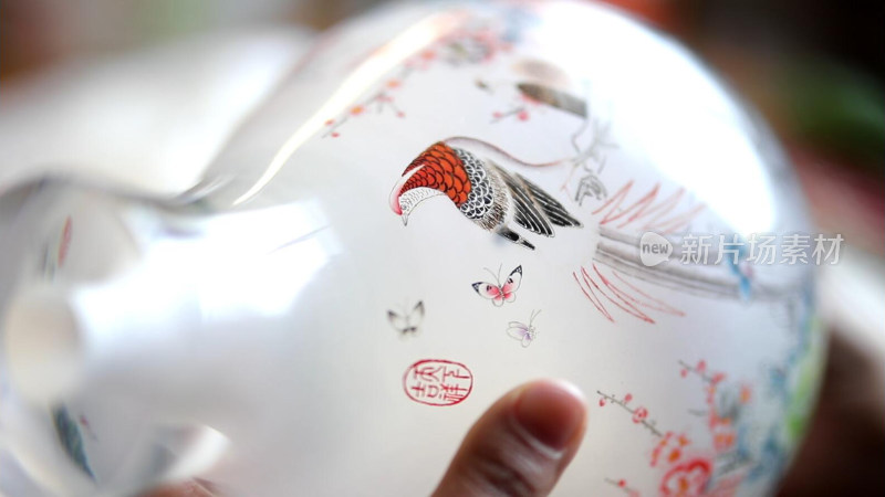 手绘花鸟图案瓷器特写