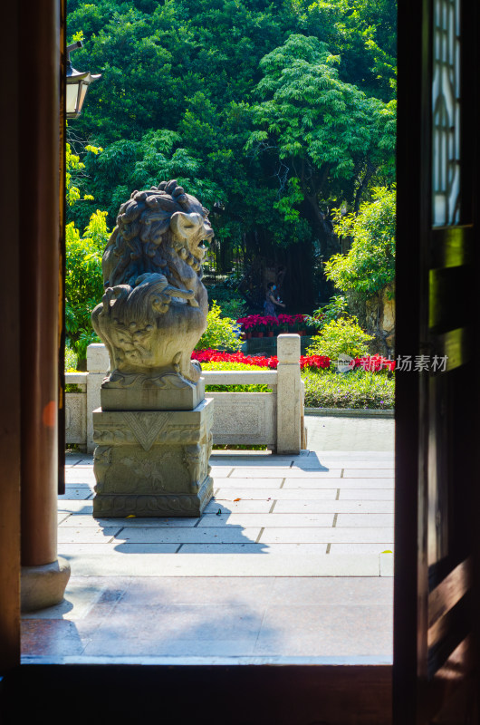 福建福州西湖公园开化寺门前石狮子和大榕树