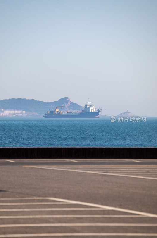 山东烟台第一海水浴场停车场与海洋