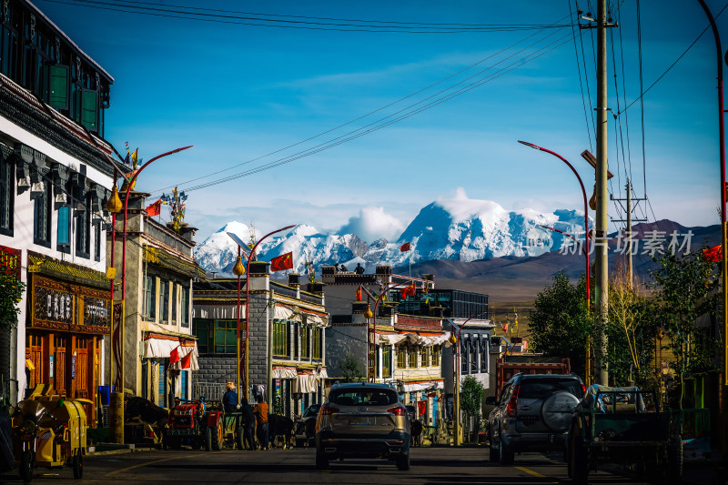 雪山下的岗巴街景