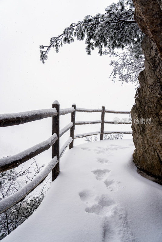 冬天大雪景区步道栏杆