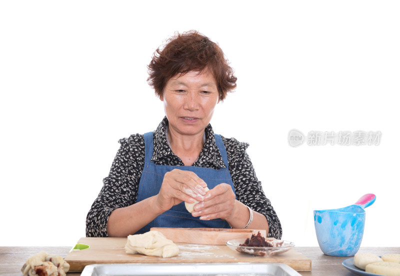 中国妇女在做中秋节的传统食物月饼