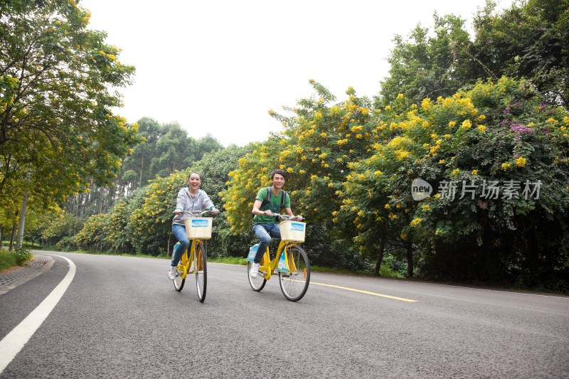 年轻大学生在校园里骑车