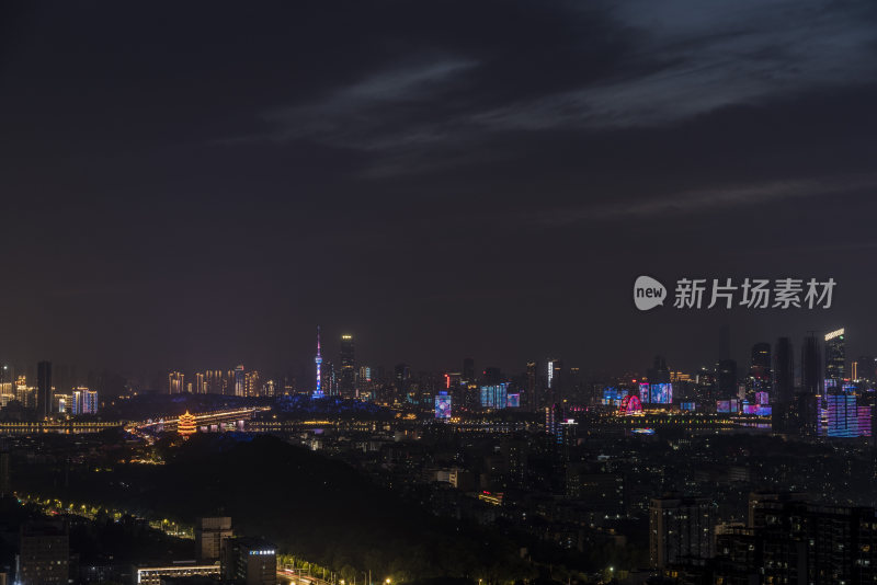 夜景下灯火辉煌的城市建筑群