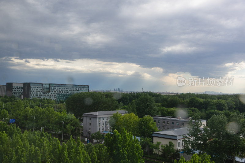 雨中的城市风光