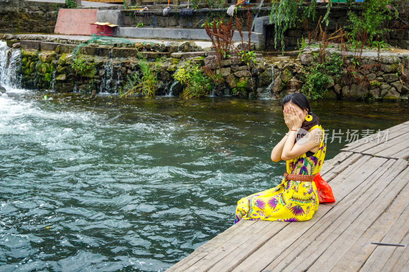 美女在湖南湘西凤凰古城游玩