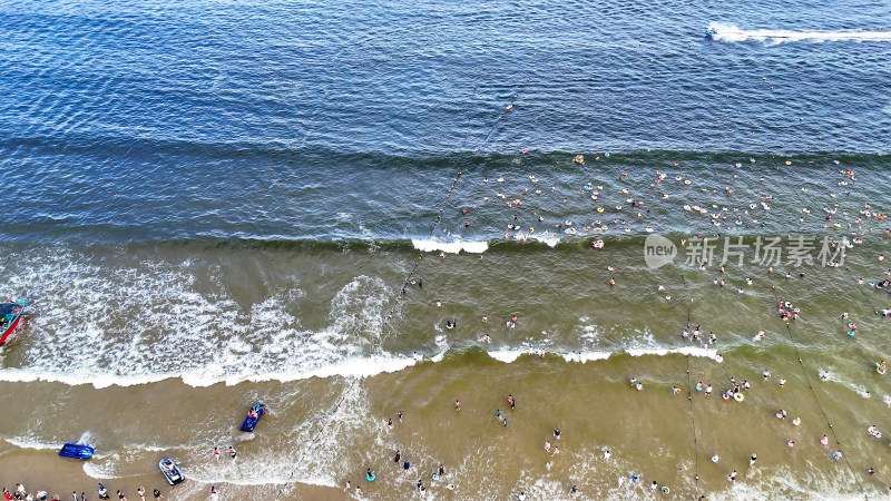 航拍海浪拍打沙滩沙滩游泳游客