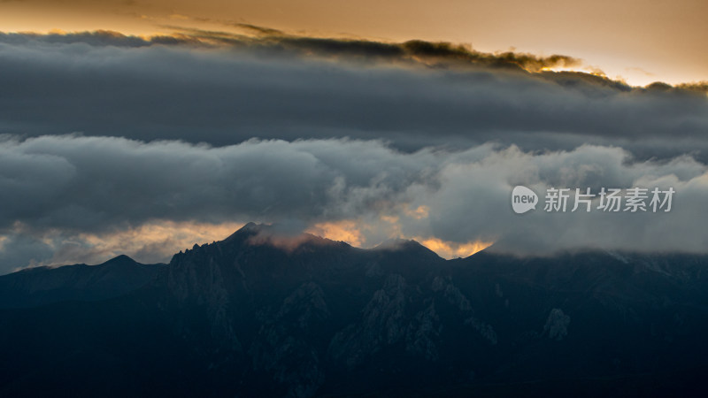 日落时的天空山峰云景