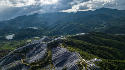 航拍大型的光伏发电基地，高兴科技能源产业