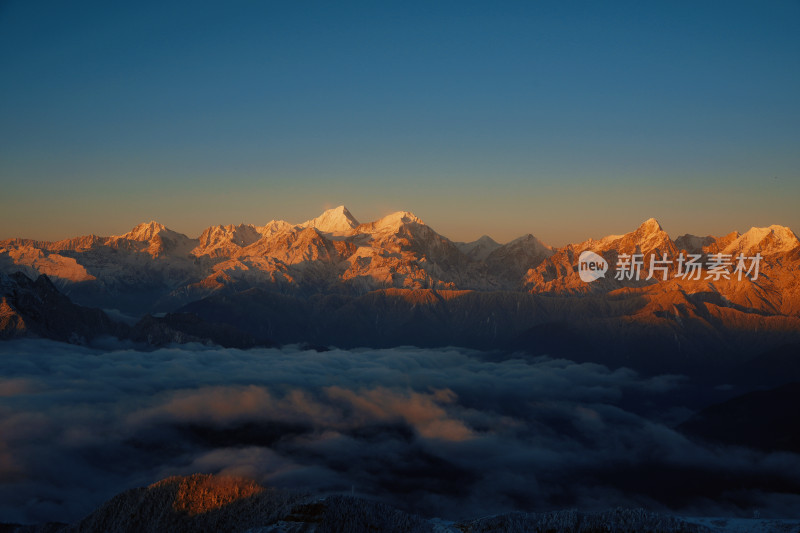 雪山云海日出景观