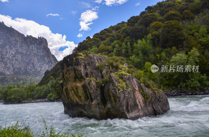 西藏林芝地区川藏公路尼洋河中流砥柱巨石