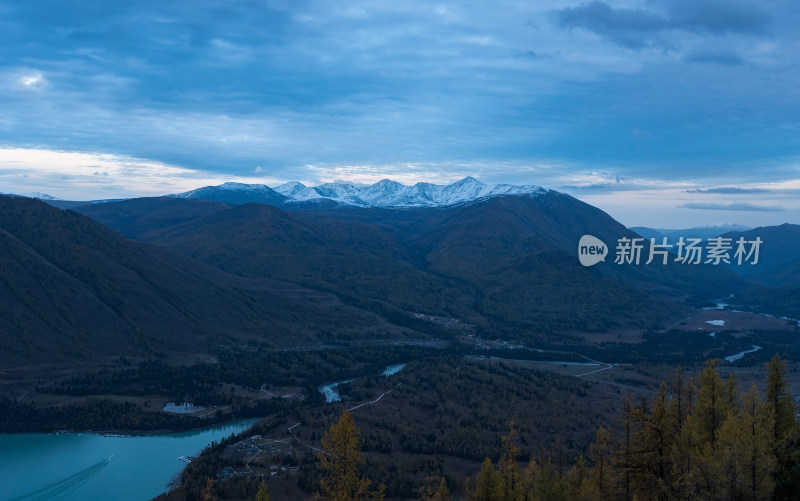 阴天新疆喀纳斯湖风光