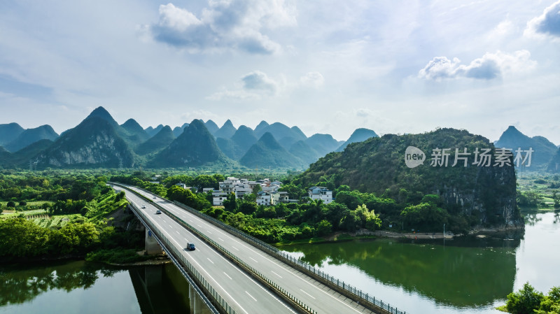 蓝天白云阳光下桂林漓江上的高速公路大桥