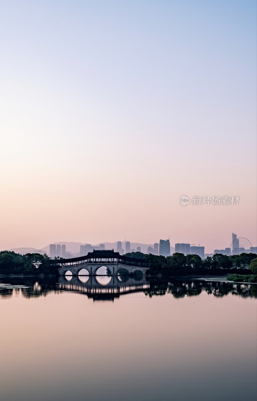 湖畔古桥日落风景