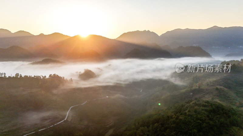 重庆酉阳：霜降后的山坡“红似火”