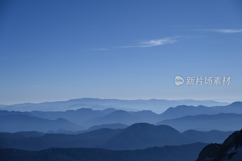 玉龙雪山俯瞰远处的群山