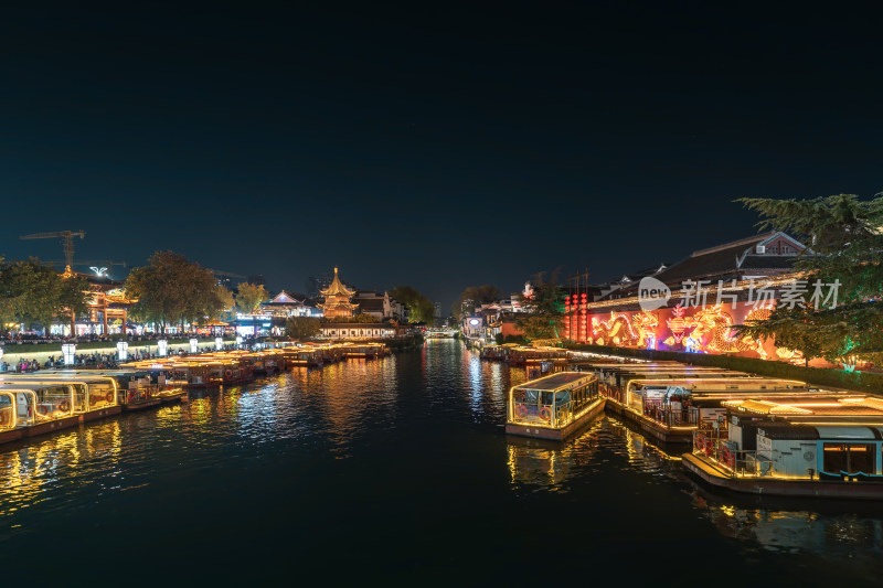 南京秦淮河畔夜景游船景象