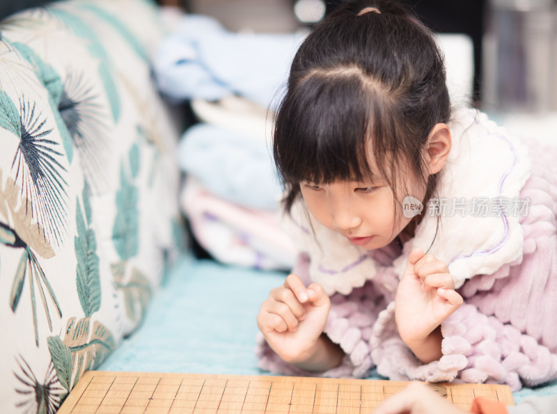 下棋思考中的女孩