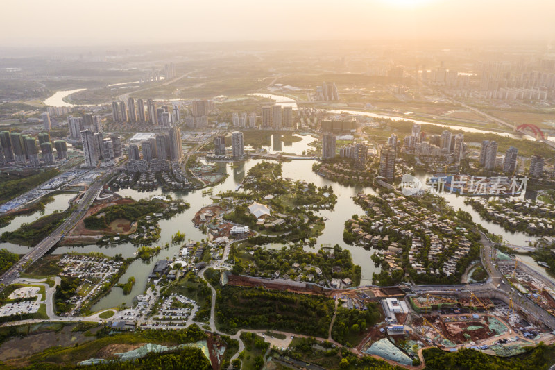 成都富人区麓湖的日落航拍风光全景图