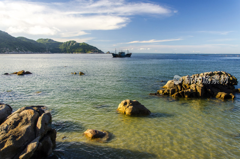 汕头南澳岛海景海岛与海上渔船风光