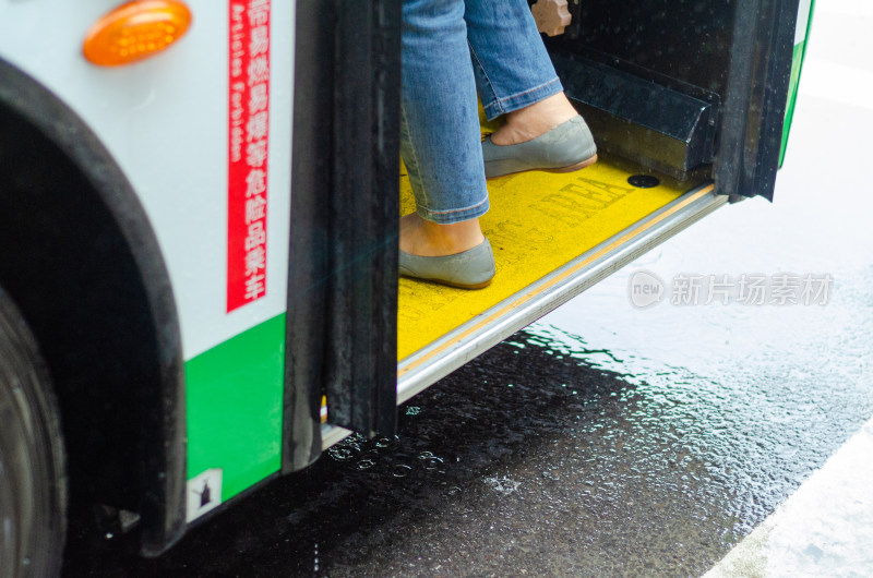 阴雨天赶上公交车上车