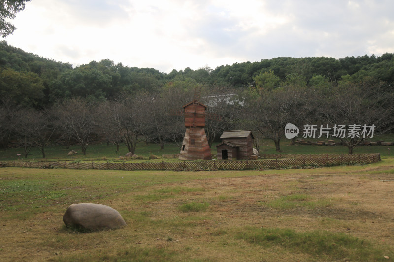 木制风车与小屋