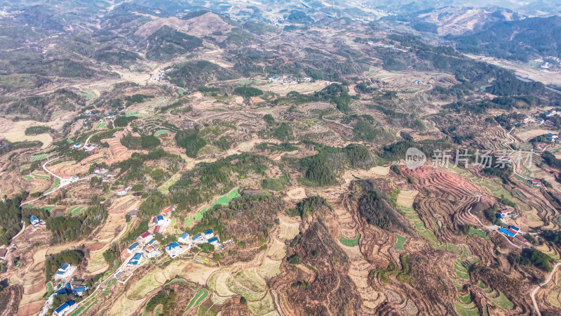 航拍山间梯田与蜿蜒道路