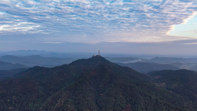 连绵起伏山川清晨航拍图