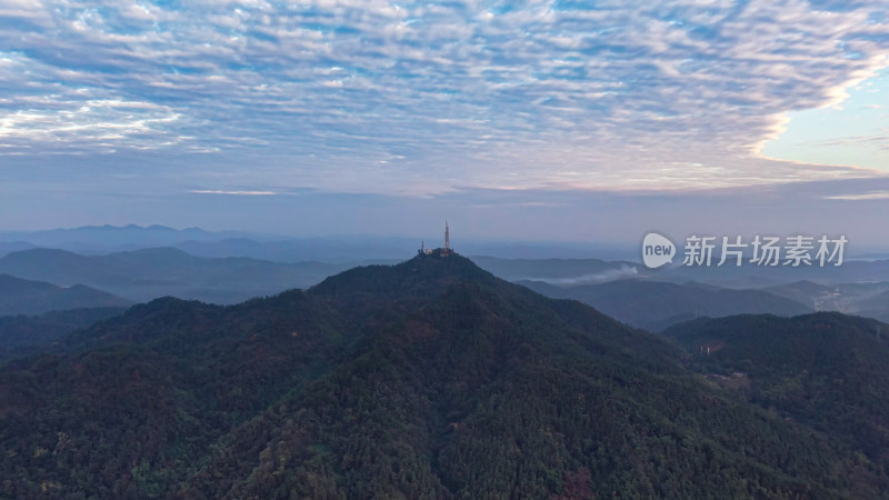 连绵起伏山川清晨航拍图