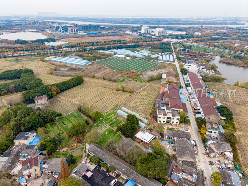 乡村农田与民居航拍全景