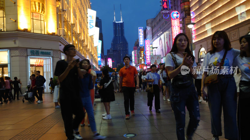 上海南京路步行街繁华夜晚