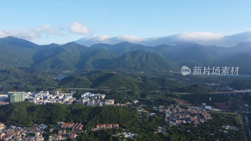 广东东莞：山峰之上云层密布