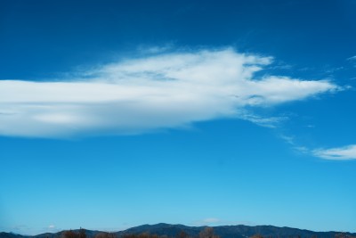 蓝天白云远山