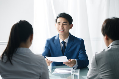 商务男女在办公室