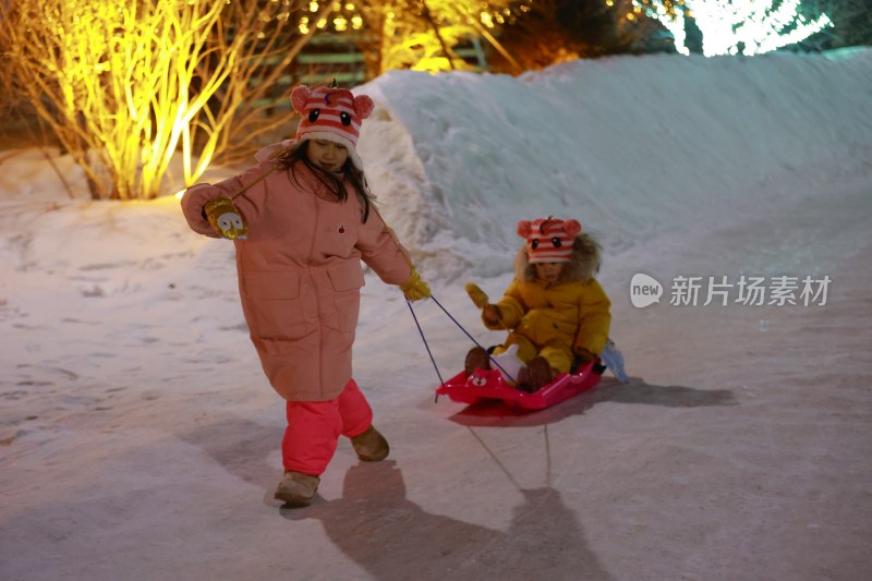 冬日小女孩雪地玩耍