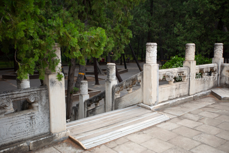 北京定陵景区内部精美的花纹石柱