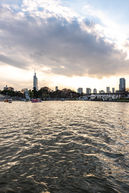 黄昏夕阳南京玄武湖城市建筑景观