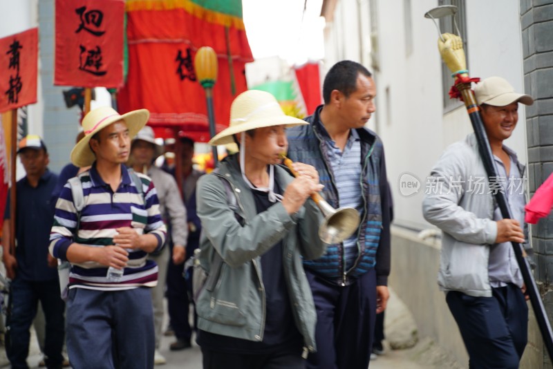 大理白族端午节身着民族服饰人们