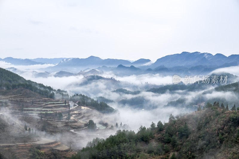 重庆酉阳：雾气中的山村田园