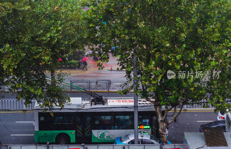 青岛下雨的路上有公交车驶过