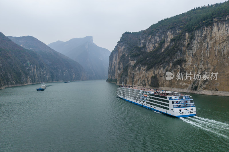 奉节瞿塘峡航行的长江三峡游轮