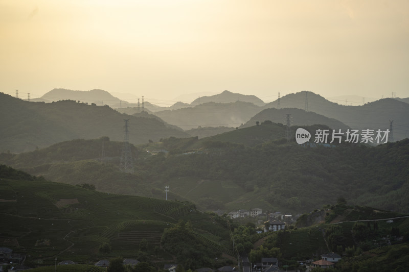 浙江杭州大朗山自然风光，在夕阳下的村庄