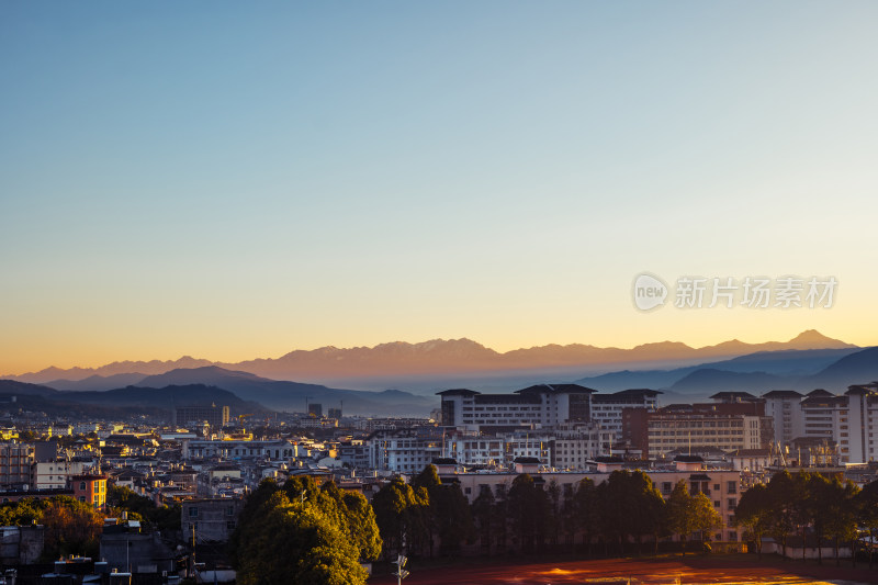 山城晨曦中城市建筑与远山相映成趣