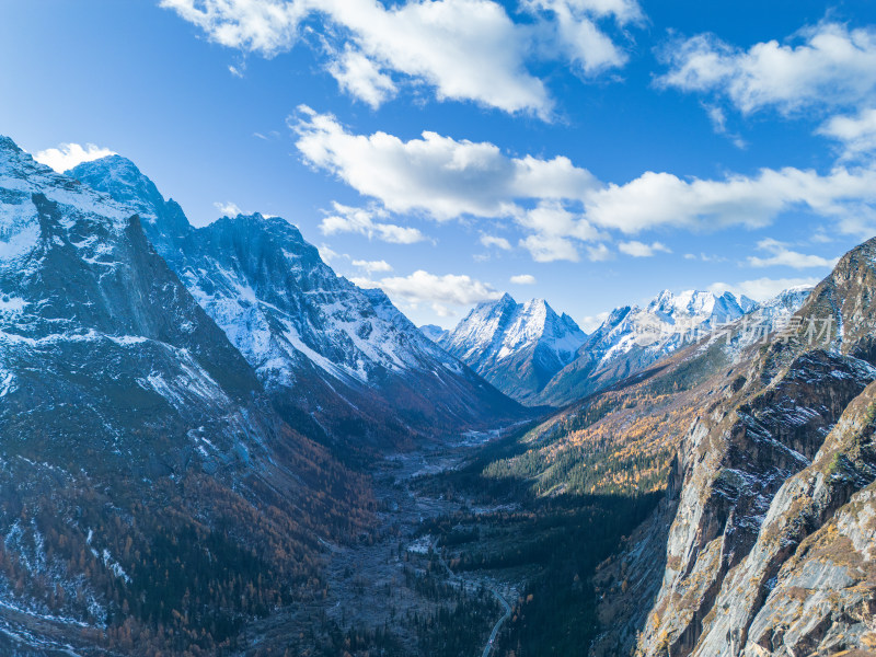 四姑娘山双桥沟景区航拍雪山峡谷风光